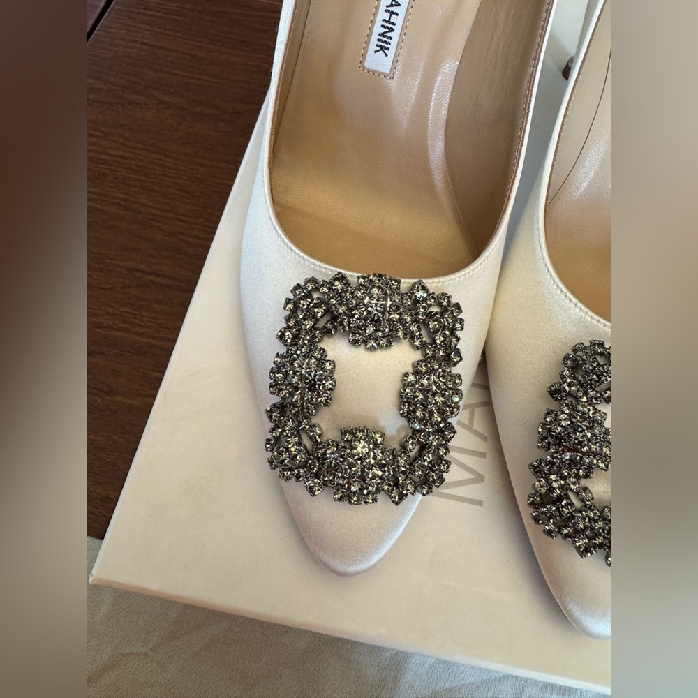 Manolo Blahnik Hangisi 105mm Satin Pumps - Picture 6 of 9